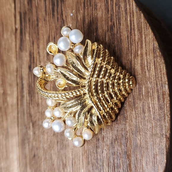 B826 trifari‎ pearl flowers basket brooch missing few pearls note condition - Picture 1 of 3